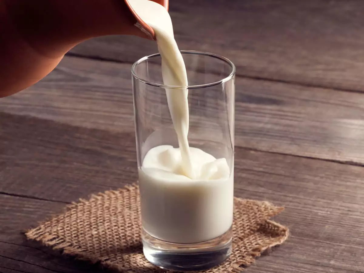 Người bệnh vảy nến có nên uống sữa không?